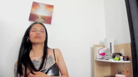 Snapshot of nia__white chatting on 04/06/26, 02:09 laura online show from 04/06/26, 02:09