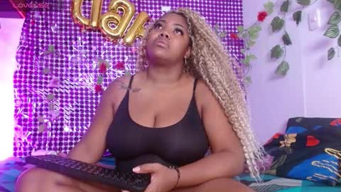 Snapshot of niawk_ chatting on 09/25/25, 01:37 Niawk online show from 09/25/25, 01:37