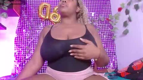 Snapshot of niawk_ chatting on 10/01/25, 01:17 Niawk online show from 10/01/25, 01:17