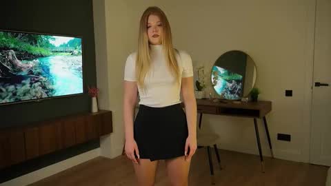 Mia online show from 09/18/25, 07:38
