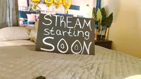 Snapshot of niceandsavvy chatting on 10/19/25, 04:46 NICE AND SAVVY online show from 10/19/25, 04:46