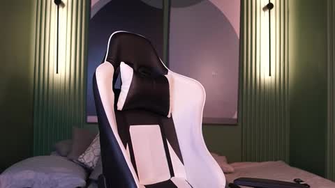 Snapshot of nick_vans chatting on 10/10/25, 02:27 Jhohan online show from 10/10/25, 02:27