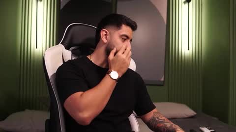 Snapshot of nick_vans chatting on 10/11/25, 12:36 Jhohan online show from 10/11/25, 12:36