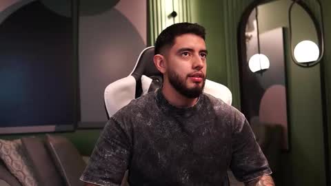 Snapshot of nick_vans chatting on 10/12/25, 01:15 Jhohan online show from 10/12/25, 01:15