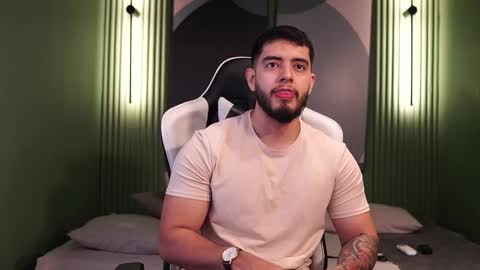 Snapshot of nick_vans chatting on 10/12/25, 04:28 Jhohan online show from 10/12/25, 04:28