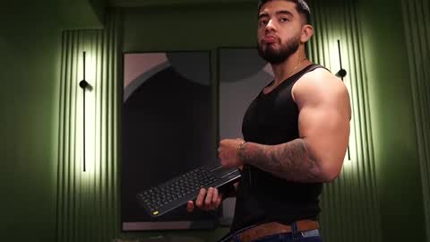 Snapshot of nick_vans chatting on 10/14/25, 12:50 Jhohan online show from 10/14/25, 12:50