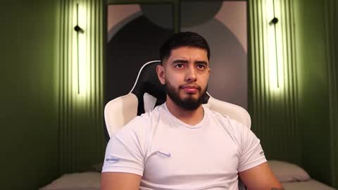 Snapshot of nick_vans chatting on 10/19/25, 02:50 Jhohan online show from 10/19/25, 02:50