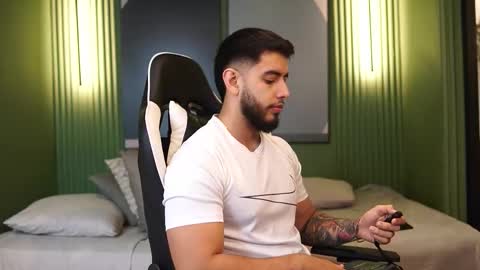 Snapshot of nick_vans chatting on 10/21/25, 12:17 Jhohan online show from 10/21/25, 12:17