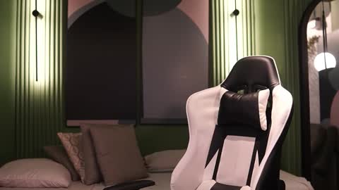 Snapshot of nick_vans chatting on 10/22/25, 11:54 Jhohan online show from 10/22/25, 11:54