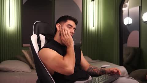 Snapshot of nick_vans chatting on 10/23/25, 12:15 Jhohan online show from 10/23/25, 12:15