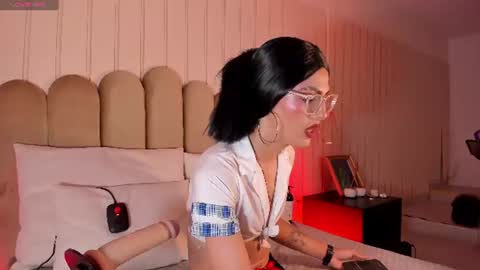 Snapshot of nickiwestt___ chatting on 06/19/26, 08:01 nickiwestt___ online show from 06/19/26, 08:01