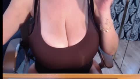 Snapshot of nicky_38hhugetits chatting on 10/22/25, 06:02 Nicky online show from 10/22/25, 06:02