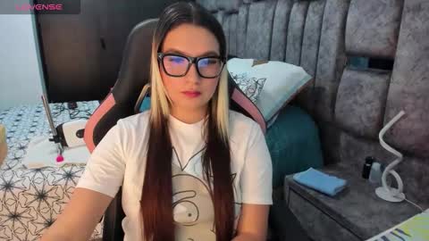 Snapshot of nicol_080 chatting on 11/12/25, 06:52 YuliEM online show from 11/12/25, 06:52