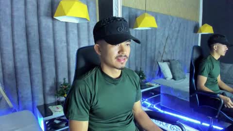 Snapshot of nicolaikarav chatting on 12/14/25, 12:43 Nicolai online show from 12/14/25, 12:43