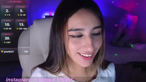 Snapshot of nicole_edwards chatting on 09/21/25, 09:00 Nicole online show from 09/21/25, 09:00