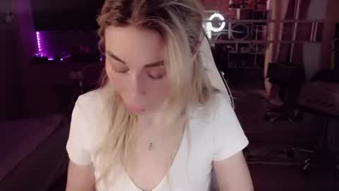 Snapshot of nicole_g0ld_ chatting on 06/11/26, 06:33 Nicole online show from 06/11/26, 06:33