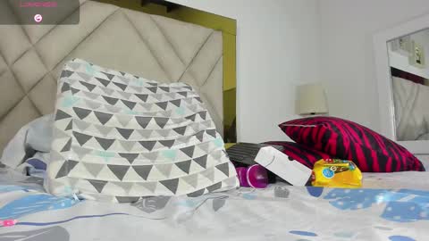 nicole_grace0 online show from 02/19/25, 12:11