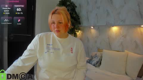 Snapshot of nicole_wans chatting on 09/17/25, 12:12 Nicole online show from 09/17/25, 12:12