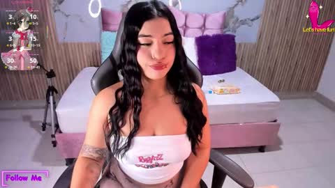 nicolee19_ online show from 11/16/25, 11:05