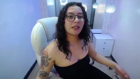 nicolee_8 online show from 09/17/25, 01:51