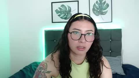 nicolee_8 online show from 09/24/25, 02:26