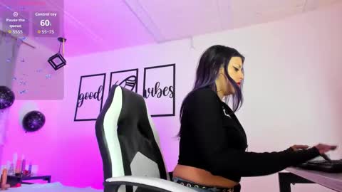 nicolee millerr online show from 11/04/25, 12:59