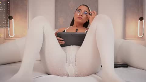 Nicol Flores  GMT-5 1530-2200  online show from 07/03/26, 07:53