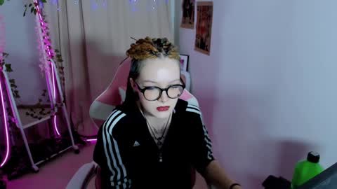 Nicole online show from 02/05/25, 12:31