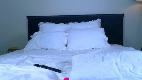 Nicole online show from 10/28/25, 05:22