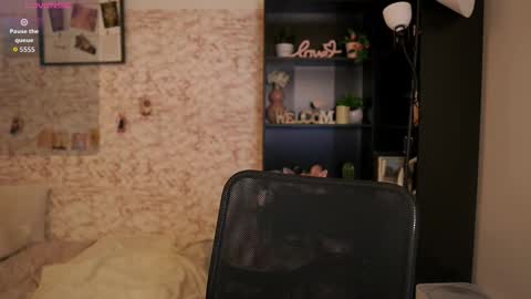 nicolette__shea_ online show from 09/30/25, 07:46