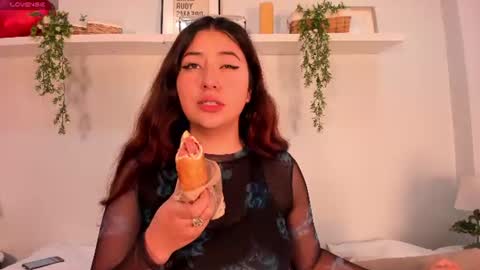 Snapshot of nicolle_evanss_ chatting on 06/27/26, 06:29 nicolle_evanss_ online show from 06/27/26, 06:29