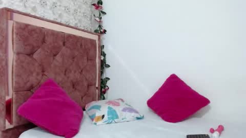 Snapshot of nicolle_gomes chatting on 09/12/25, 10:43 nicolle gomes online show from 09/12/25, 10:43