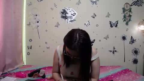 Snapshot of nicolle_sky chatting on 10/17/25, 04:31 nicolle_sky online show from 10/17/25, 04:31