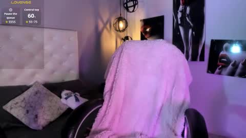 Snapshot of nicollee_heart chatting on 12/14/25, 02:00 Nicolle online show from 12/14/25, 02:00