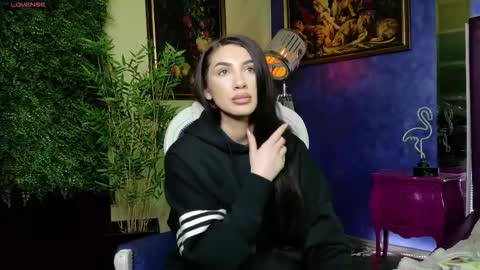 Snapshot of nicollepalmer chatting on 11/19/25, 01:33 Nicolle online show from 11/19/25, 01:33