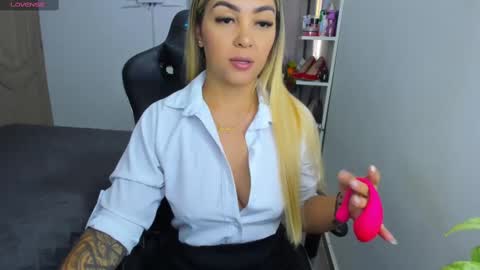 Snapshot of nicolporto chatting on 10/05/25, 11:52 Nicol online show from 10/05/25, 11:52