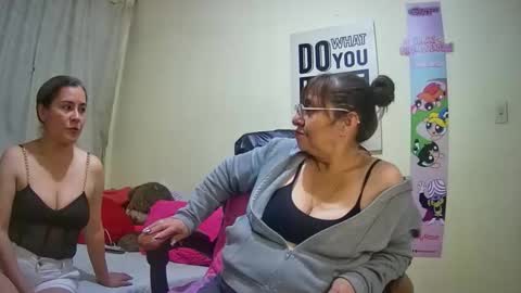 nicoltatiana_ online show from 10/23/25, 12:21