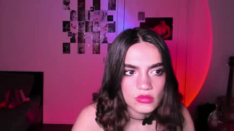 Snapshot of nightfloatt chatting on 10/15/25, 03:45 Daisy online show from 10/15/25, 03:45