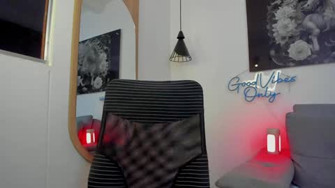 Snapshot of niickcooper chatting on 12/06/24, 01:07 Niick online show from 12/06/24, 01:07