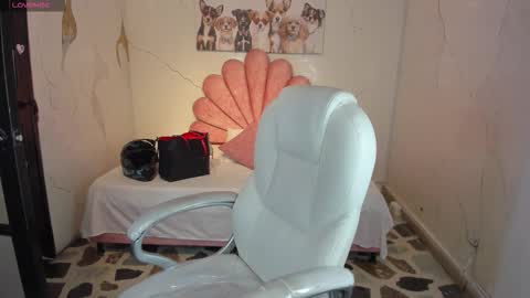 Snapshot of niickyjones chatting on 01/11/26, 12:54 Anni online show from 01/11/26, 12:54