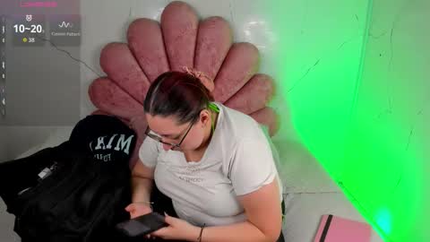 Snapshot of niickyjones chatting on 02/06/26, 10:24 Anni online show from 02/06/26, 10:24