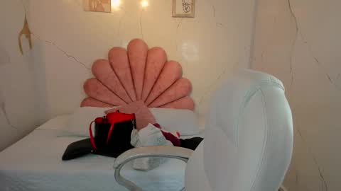 Snapshot of niickyjones chatting on 02/20/26, 10:54 Anni online show from 02/20/26, 10:54
