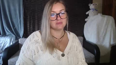 Nika online show from 09/19/25, 04:14