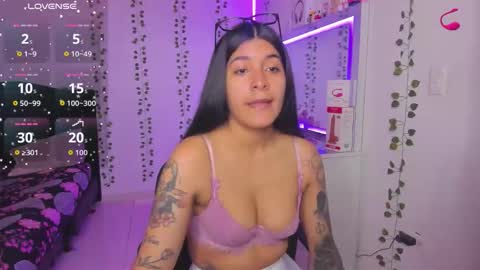 Snapshot of nikibryce_ chatting on 11/23/25, 04:18 Niki online show from 11/23/25, 04:18