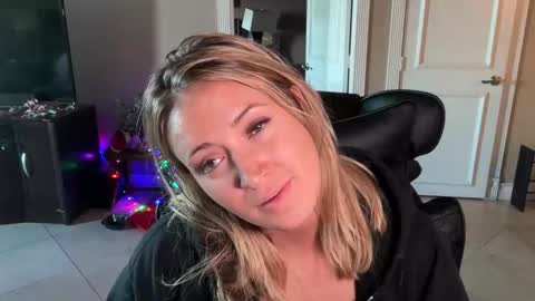 Snapshot of nikki_cums chatting on 12/18/25, 12:06 NikkiCums online show from 12/18/25, 12:06