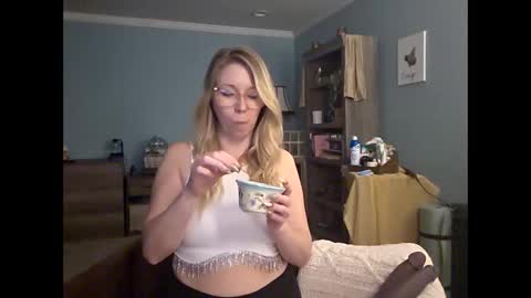 Snapshot of nikkib653466 chatting on 04/15/26, 09:37 nikkib653466 online show from 04/15/26, 09:37