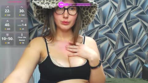 Snapshot of nikkikiss___ chatting on 03/06/26, 06:04 nikkikiss___ online show from 03/06/26, 06:04