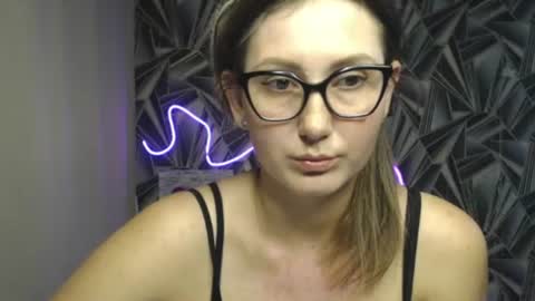 Snapshot of nikkikiss___ chatting on 06/14/26, 04:31 nikkikiss___ online show from 06/14/26, 04:31