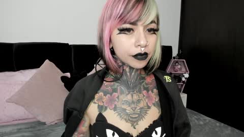 Nikki Ramone   online show from 12/15/24, 01:00