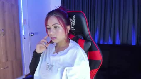 Snapshot of nikky_evans_ chatting on 10/17/25, 06:16   online show from 10/17/25, 06:16